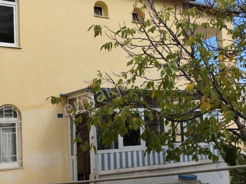 EFENDİBEY MAHALLESİ'NDE, 750 M² ARSA İÇİNDE, MÜSTAKİL TRİPLEKS EV