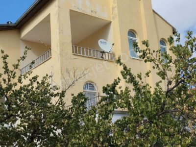 EFENDİBEY MAHALLESİ'NDE, 750 M² ARSA İÇİNDE, MÜSTAKİL TRİPLEKS EV