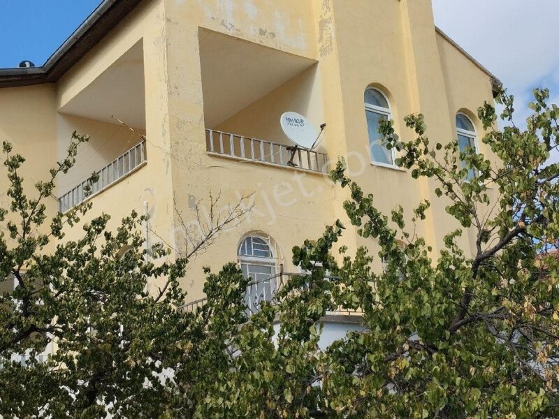 EFENDİBEY MAHALLESİ'NDE, 750 M² ARSA İÇİNDE, MÜSTAKİL TRİPLEKS EV