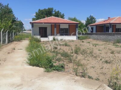 BAHÇELİ ZAFER MAHALLESİ'NDE, 700 M² ARSA İÇİNDE, SIFIR MÜSTAKİL VİLLA