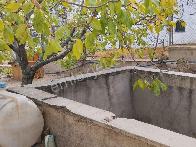 EFENDİBEY MAHALLESİ'NDE, 750 M² ARSA İÇİNDE, MÜSTAKİL TRİPLEKS EV