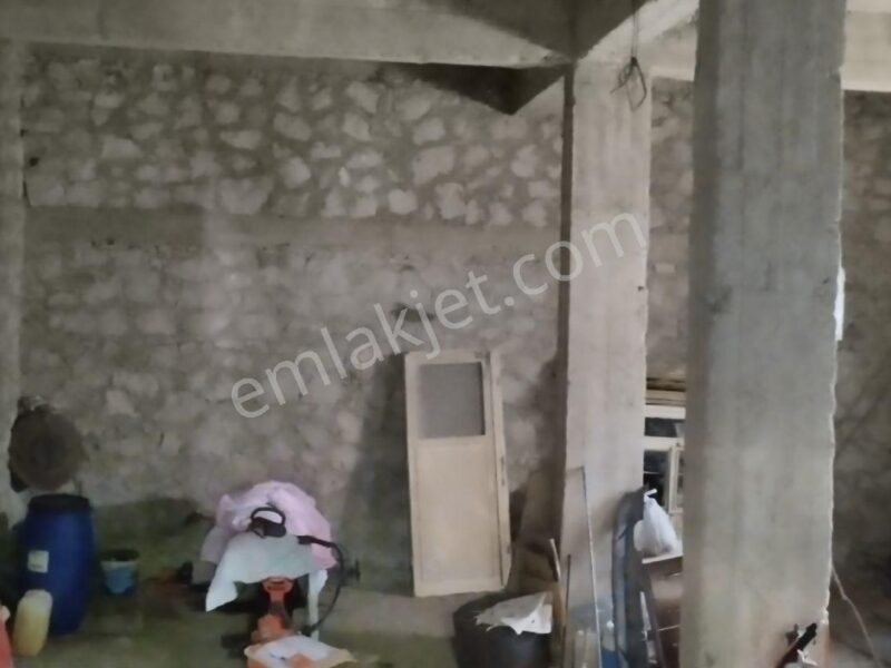 BAHÇELİ'DE 10 DÖNÜM ARAZİ ÜZERİNDE, MEYVE BAHÇELİ MÜSTAKİL ÇİFTLİK EVİ